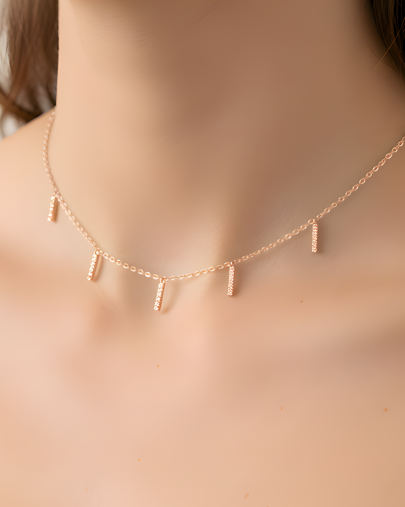 Choker doré en argent 925 doré à l'or 18 carats, chaîne fine et barrette géométrique lisse, rendu moderne et lumineux.