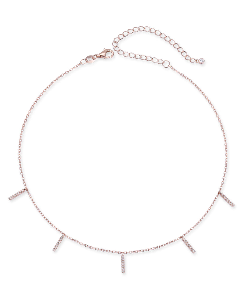 Choker doré en argent 925 doré à l'or 18 carats, chaîne fine et barrette géométrique lisse, rendu moderne et lumineux.