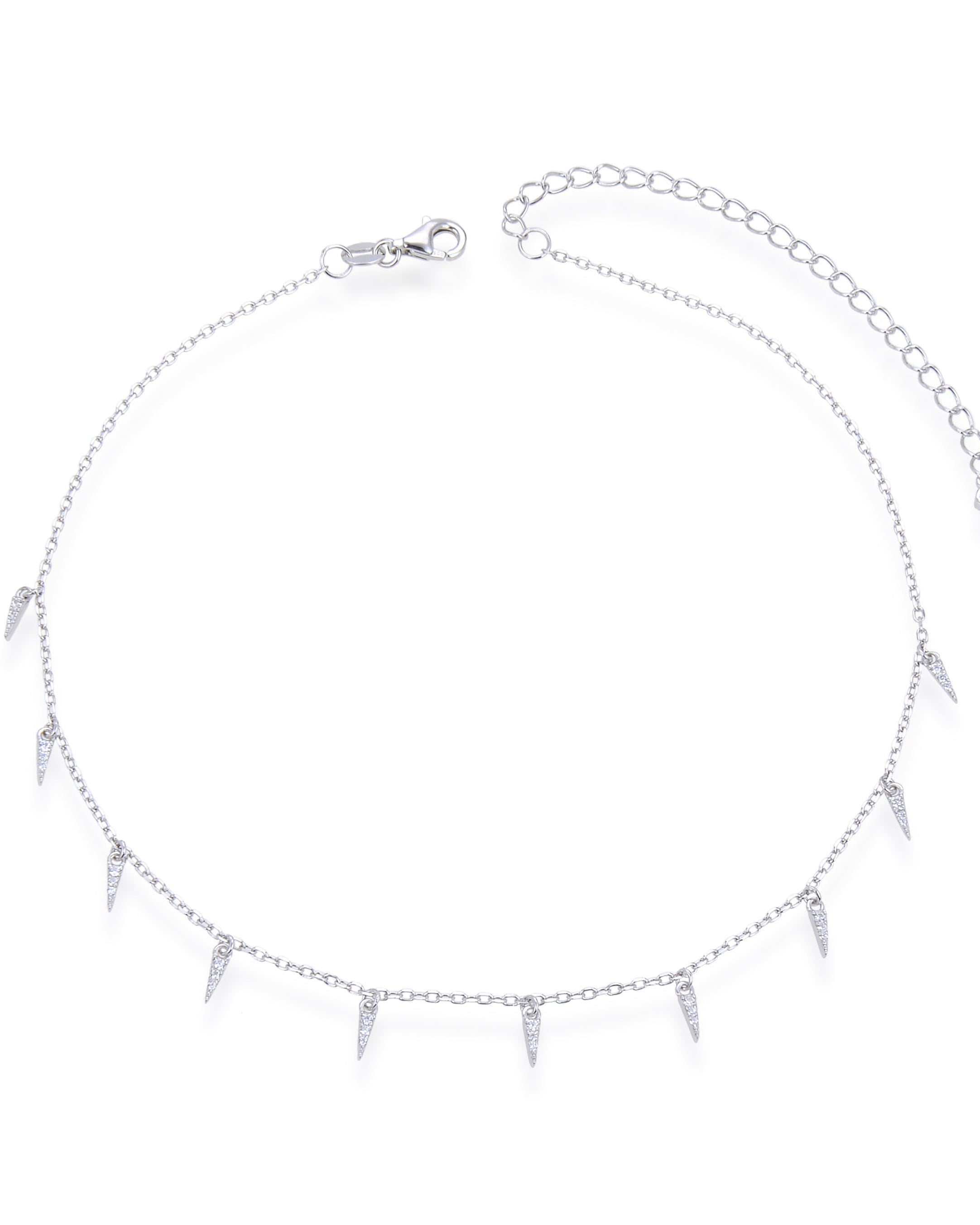 Choker en argent 925 rhodié, chaîne fine et pampilles géométrique serties, rendu moderne et lumineux.