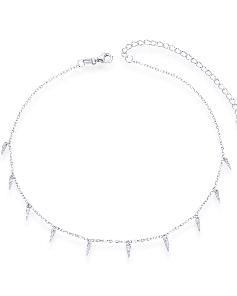 Choker en argent 925 rhodié, chaîne fine et pampilles géométrique serties, rendu moderne et lumineux.