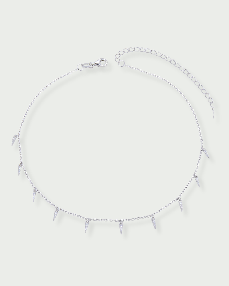 Choker en argent 925 rhodié, chaîne fine et pampilles géométrique serties, rendu moderne et lumineux.