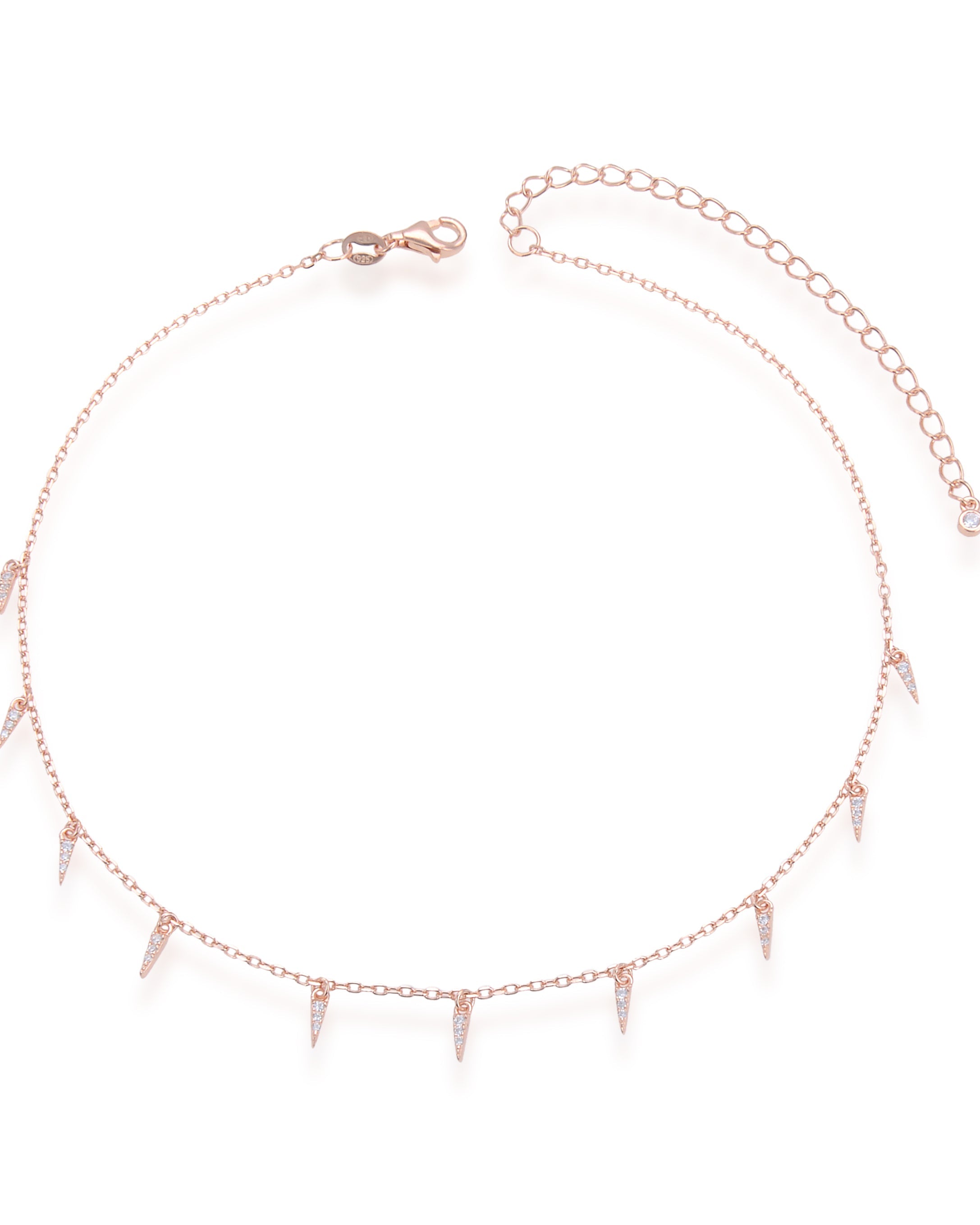 Choker rose en argent 925 doré à l'or 18 carats, chaîne fine et pampilles géométrique serties, rendu moderne et lumineux.