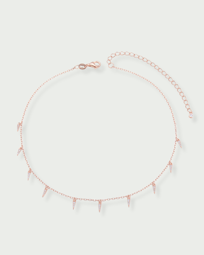 Choker rose en argent 925 doré à l'or 18 carats, chaîne fine et pampilles géométrique serties, rendu moderne et lumineux.