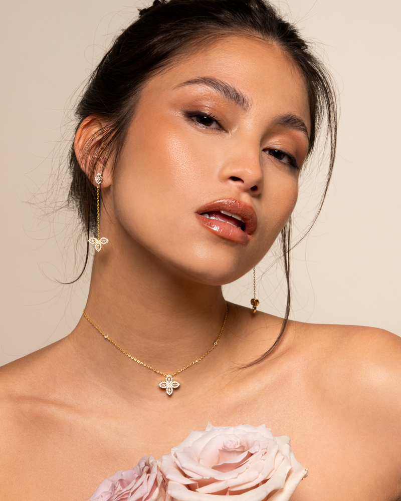 Choker « Dos Nu Fleur de Vie » en argent 925 doré à l’or fin 18 carats, orné d’une pierre centrale en zirconium et de quatre pierres taille marquise formant un motif floral, chaîne choker de 38 cm + chute dos de 14 cm, finition polie brillante.