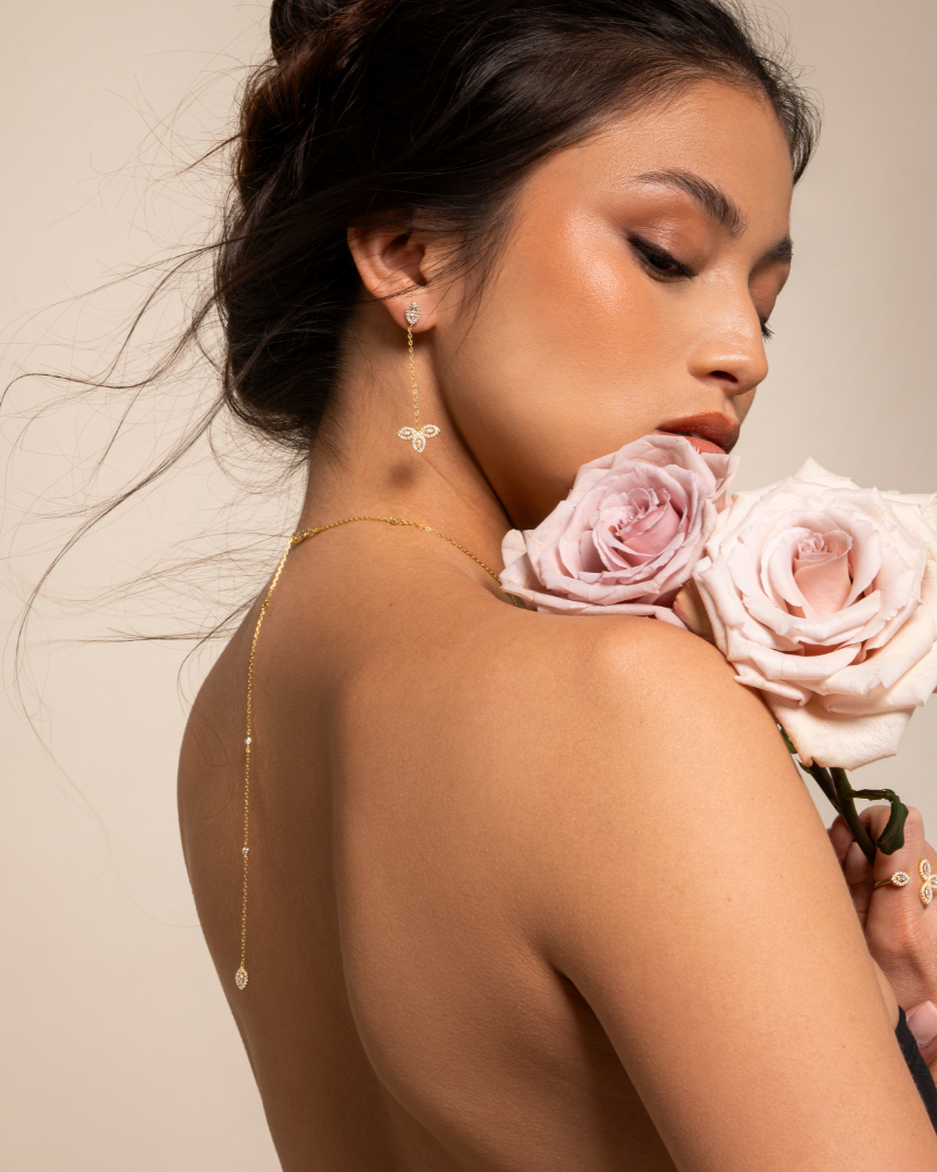 Choker « Dos Nu Fleur de Vie » en argent 925 doré à l’or rose 18 carats, orné d’une pierre centrale en zirconium et de quatre pierres taille marquise formant un motif floral, chaîne choker 38 cm + chute dos 14 cm, finition polie brillante.