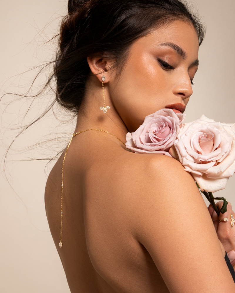 Choker « Dos Nu Fleur de Vie » en argent 925 doré à l’or fin 18 carats, orné d’une pierre centrale en zirconium et de quatre pierres taille marquise formant un motif floral, chaîne choker de 38 cm + chute dos de 14 cm, finition polie brillante.