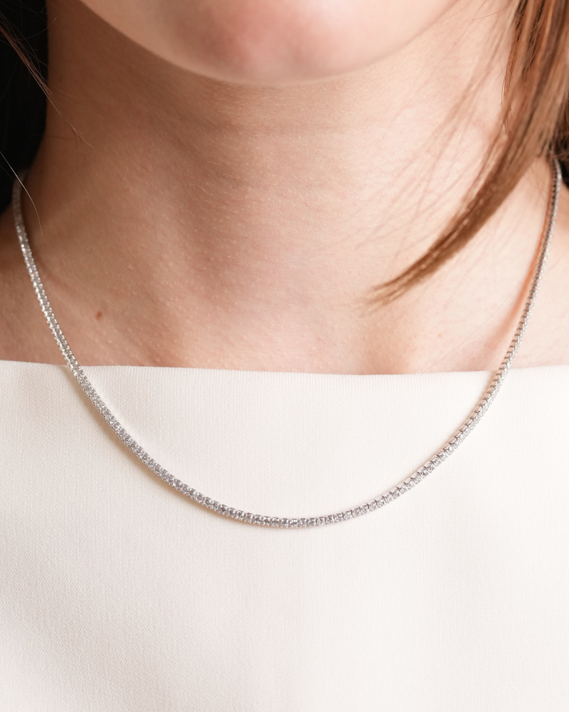 Choker Tennis Intemporel – Blanc en argent 925 rhodié, ligne de pierres finement serties au ras du cou, finition polie brillante résistante à l’oxydation, fermoir sécurisé, éclat pur et sophistiqué.
