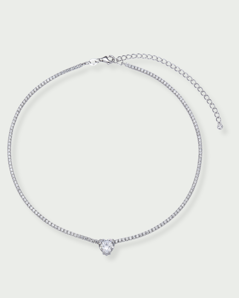 Choker « Tennis Cœur » en argent 925 rhodié, rangée continue de pierres blanches sublimée par un cœur de zirconium.