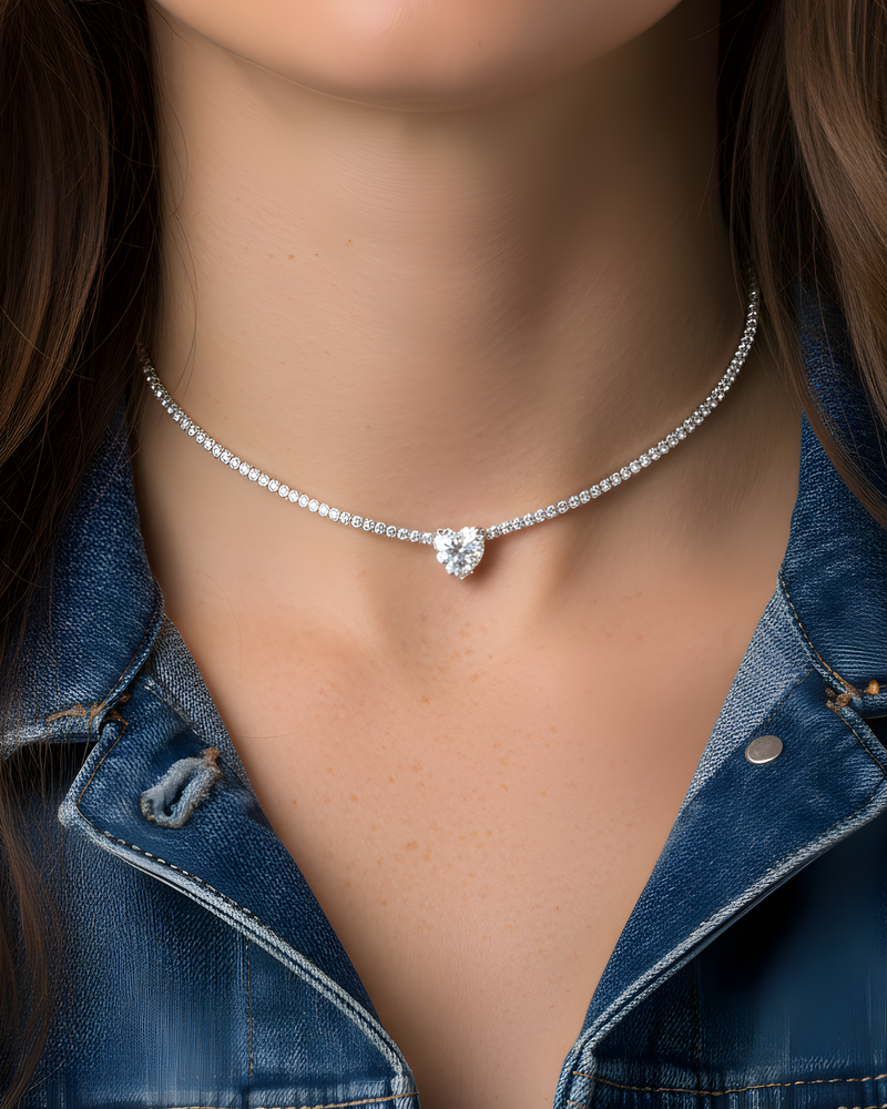Choker « Tennis Cœur » en argent 925 rhodié, rangée continue de pierres blanches sublimée par un cœur de zirconium.
