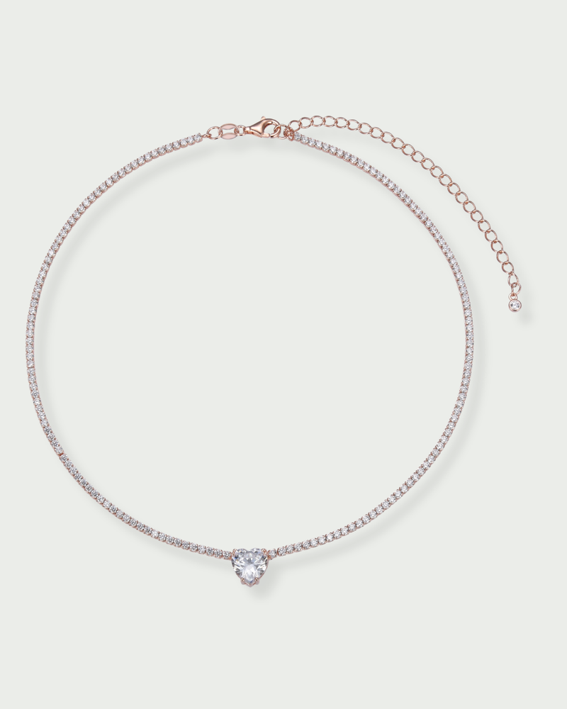 Choker « Tennis Cœur » en argent 925 doré à l'or 18 carats rose, rangée continue de pierres blanches sublimée par un cœur de zirconium.