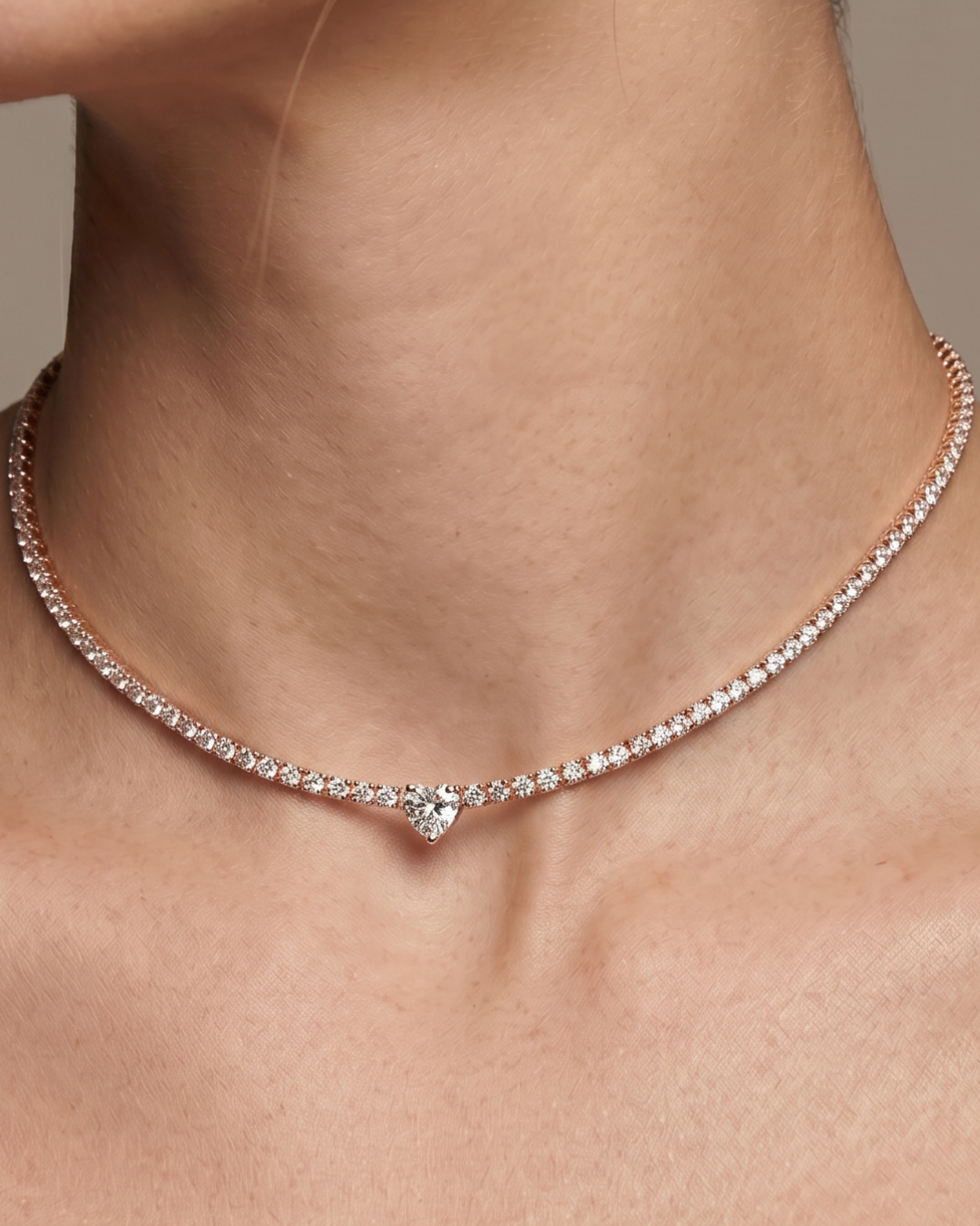 Choker « Tennis Cœur » en argent 925 doré à l'or 18 carats rose, rangée continue de pierres blanches sublimée par un cœur de zirconium.