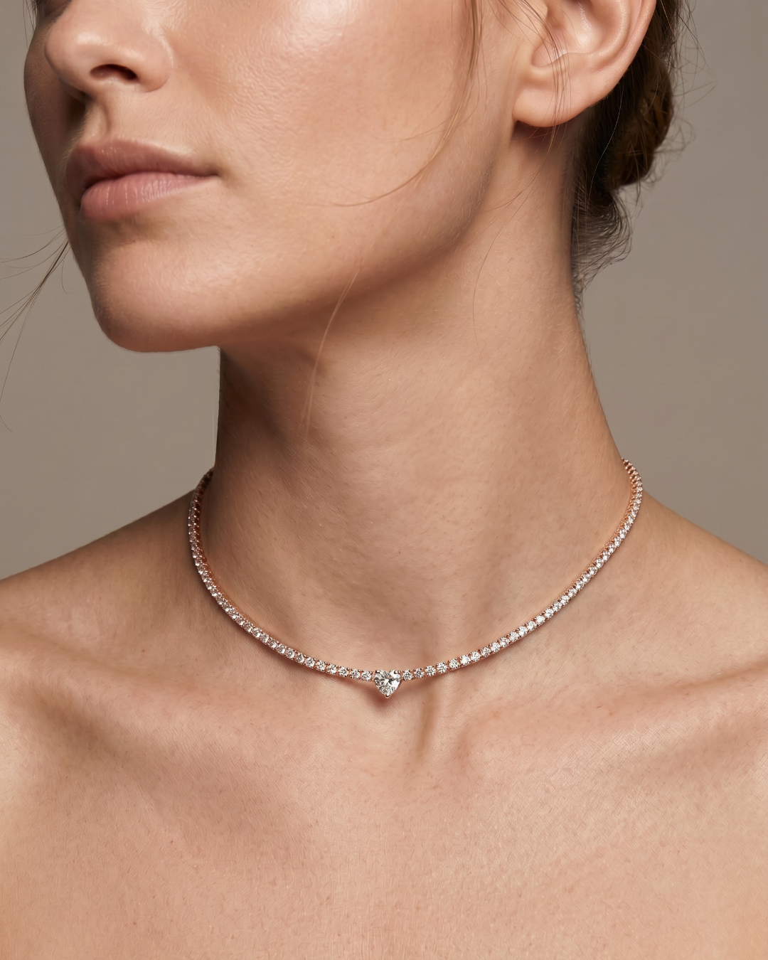 Choker « Tennis Cœur » en argent 925 doré à l'or 18 carats rose, rangée continue de pierres blanches sublimée par un cœur de zirconium.