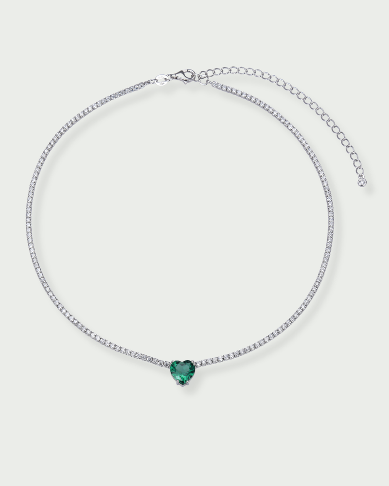 Choker « Tennis Cœur » en argent 925 rhodié, rangée continue de pierres blanches sublimée par un cœur vert de zirconium.