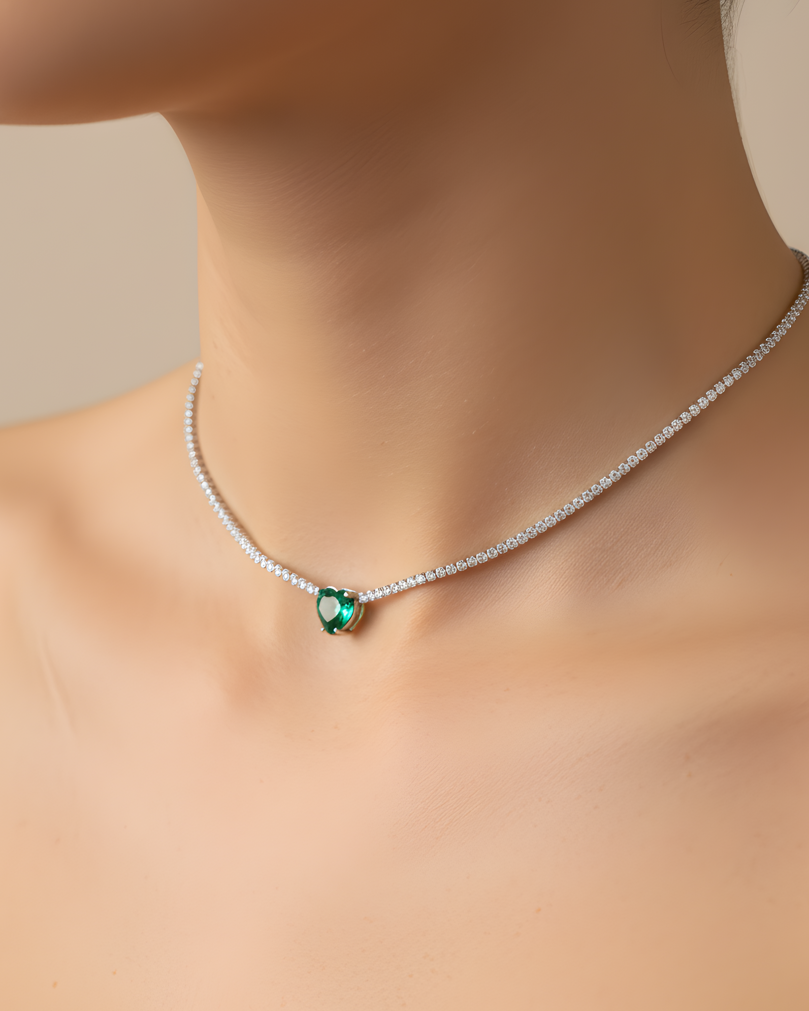 Choker « Tennis Cœur » en argent 925 rhodié, rangée continue de pierres blanches sublimée par un cœur vert de zirconium.