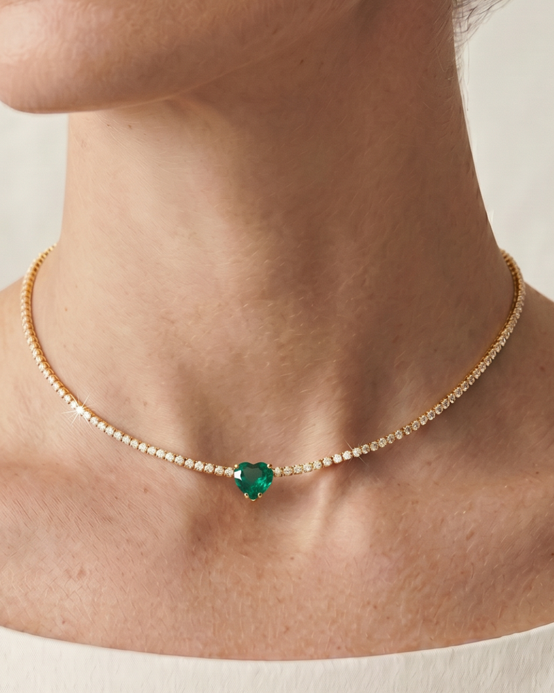 Choker Tennis Cœur Vert en argent 925 doré à l’or jaune 18 carats, composé d’une rivière de zirconiums blancs et orné d’un zirconium vert en forme de cœur.