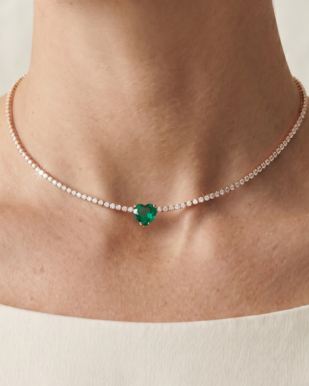 Choker « Tennis Cœur » en argent 925 doré à l'or rose, rangée continue de pierres blanches sublimée par un cœur vert en zirconium.