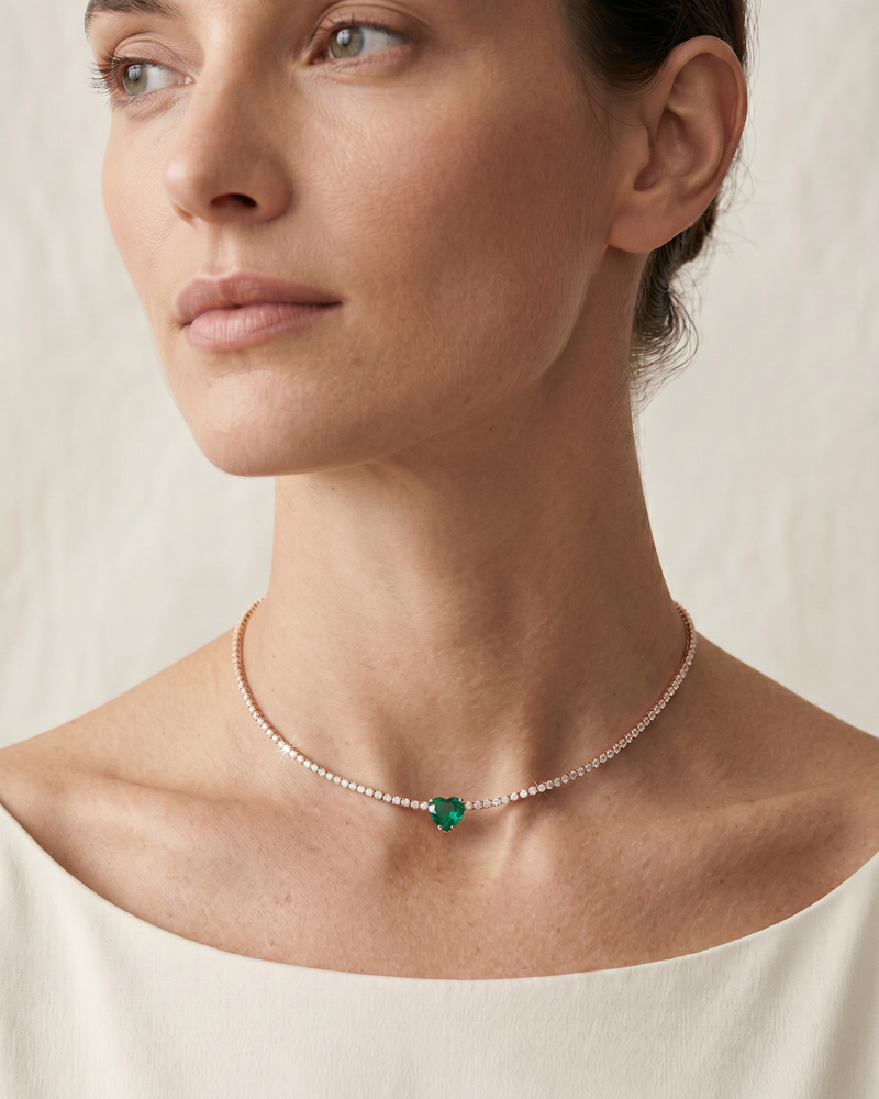 Choker « Tennis Cœur » en argent 925 doré à l'or rose, rangée continue de pierres blanches sublimée par un cœur vert en zirconium.