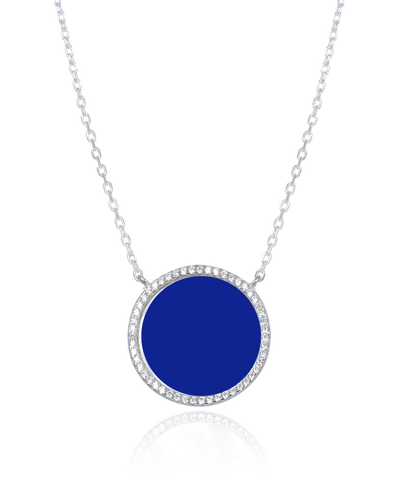 Collier en argent 925 rhodié, orné d’une grosse médaille ronde sertie d’une pierre lapis-lazuli, finition polie brillante.