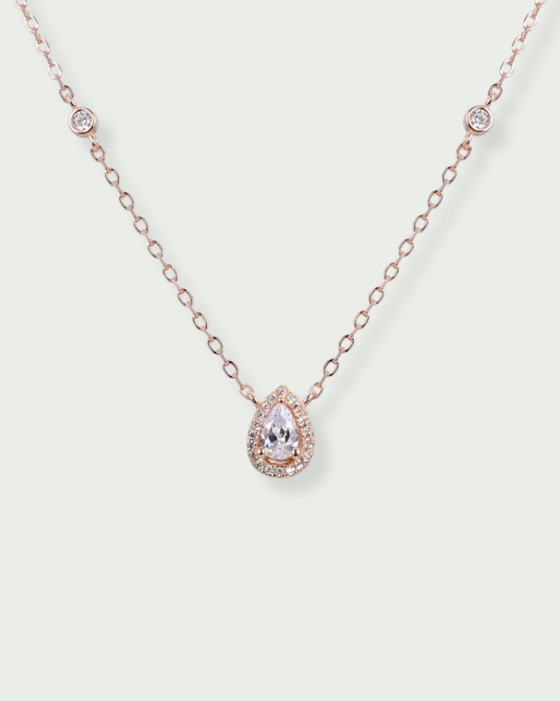 Collier Infini Poire rose GENA Jewelry en argent 925 doré à l’or rose, orné d’un zircon taille poire entouré d’un pavage lumineux.