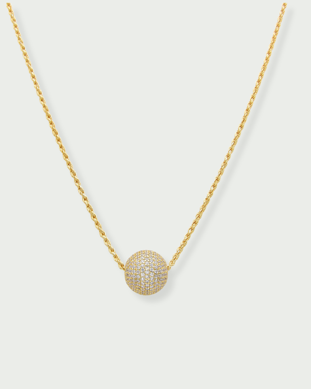 Collier « Atlas » en argent 925 doré à l'or 18 carats jaune, pendentif composé d’une boule pavée de zirconiums blancs, chaine torsadée.