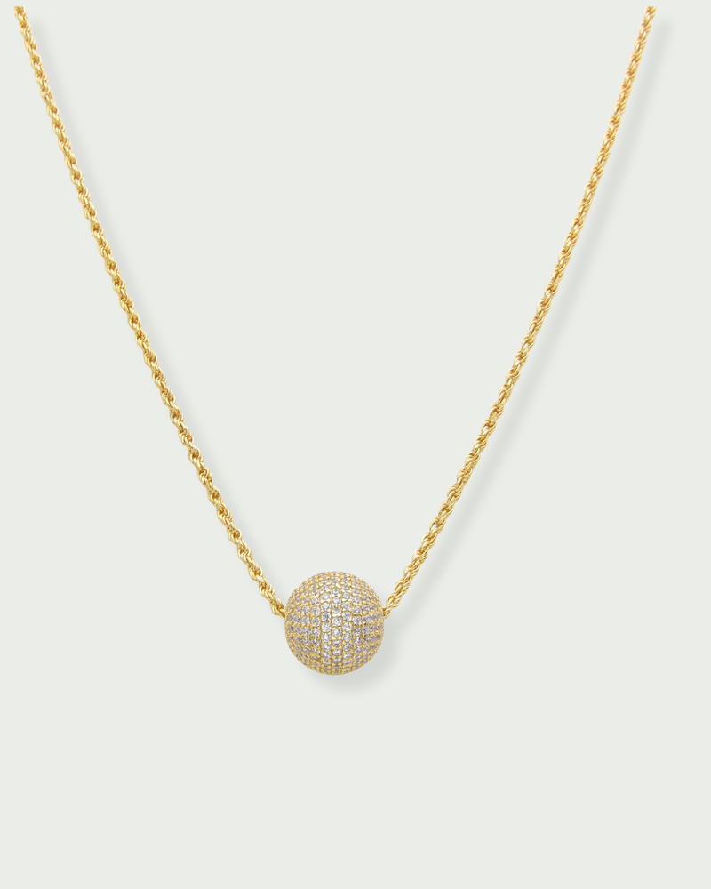 Collier « Atlas » en argent 925 doré à l'or 18 carats jaune, pendentif composé d’une boule pavée de zirconiums blancs, chaine torsadée.