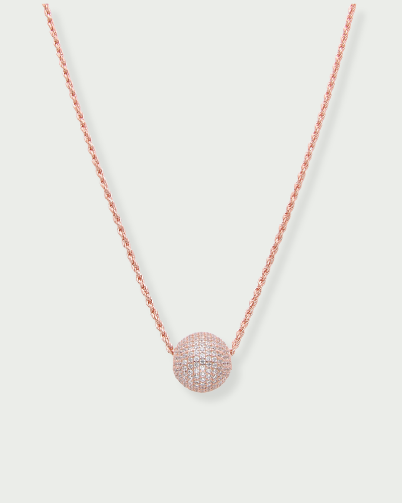 Collier « Atlas » en argent 925 doré à l'or rose 18 carats, pendentif composé d’une boule pavée de zirconiums blancs, chaine torsadée.