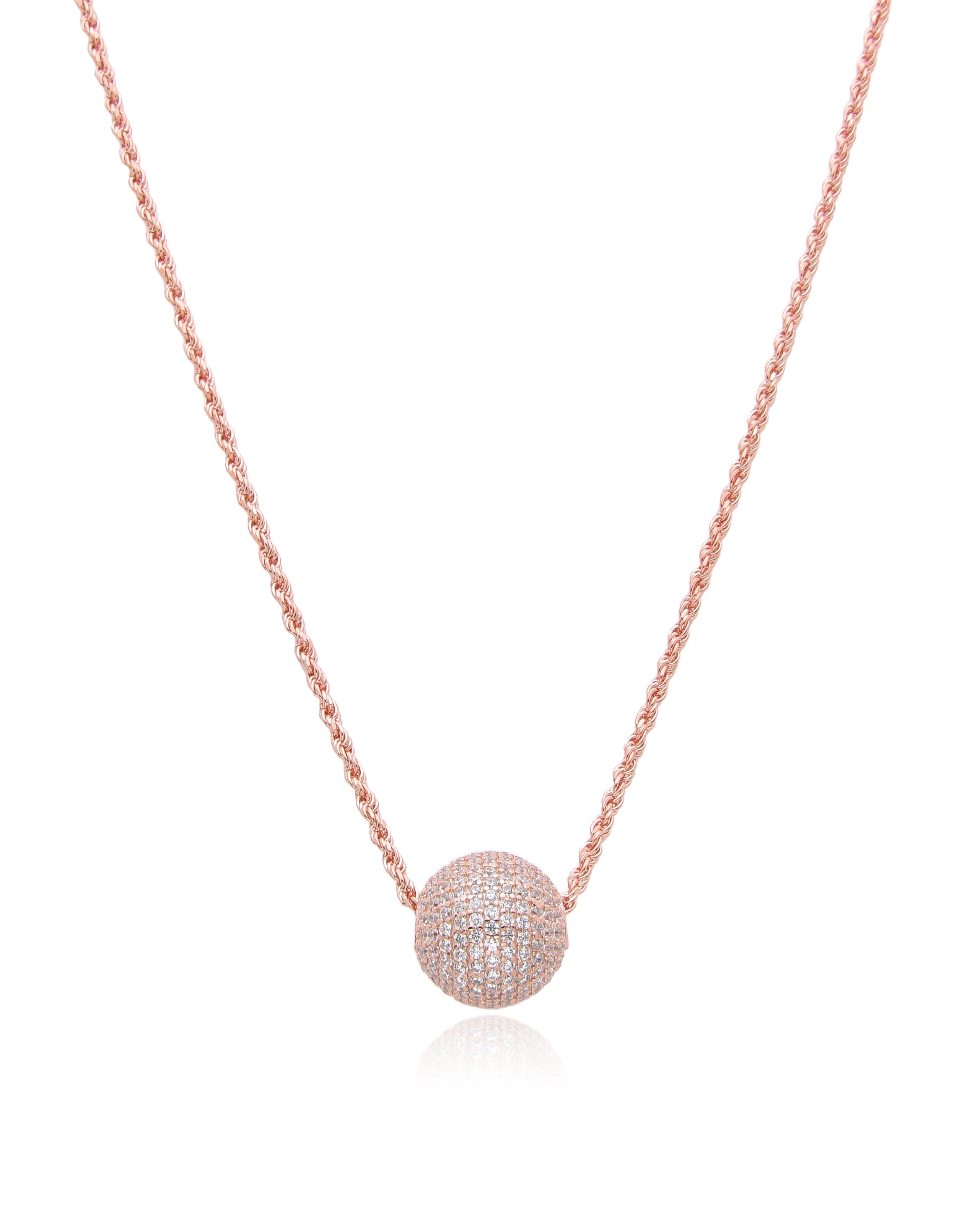 Collier « Atlas » en argent 925 doré à l'or rose 18 carats, pendentif composé d’une boule pavée de zirconiums blancs, chaine torsadée.