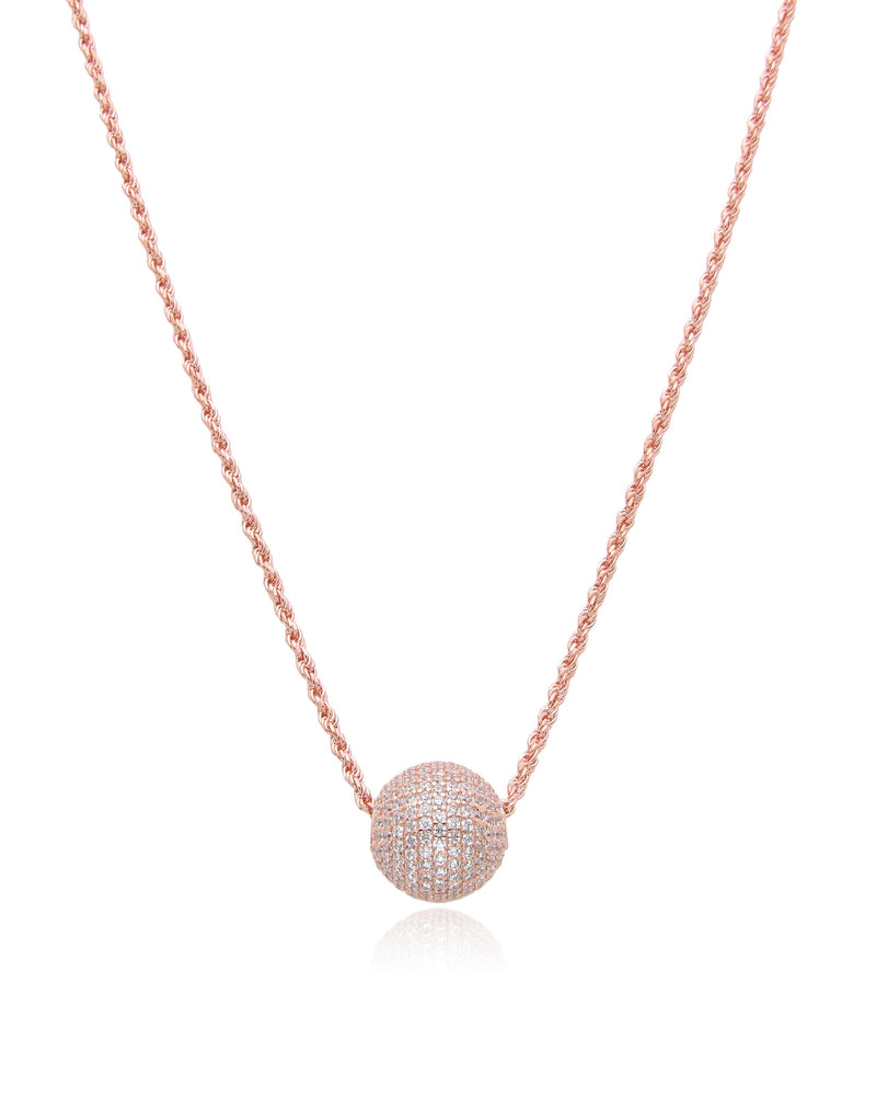 Collier « Atlas » en argent 925 doré à l'or rose 18 carats, pendentif composé d’une boule pavée de zirconiums blancs, chaine torsadée.