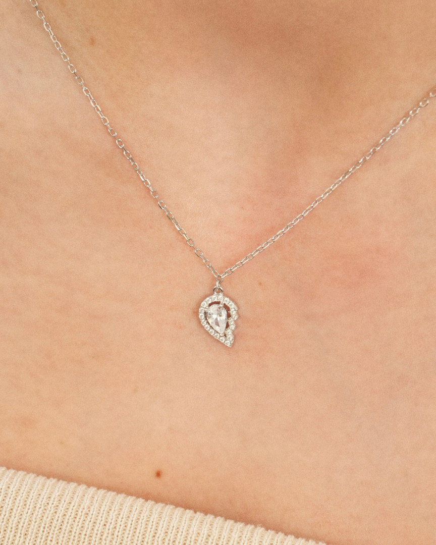 Colliers « Besties » en argent 925 doré à l’or fin 18 carats, deux moitiés de cœur pavées de zirconiums montées sur deux chaînes fines assorties, finition polie brillante. Un côté