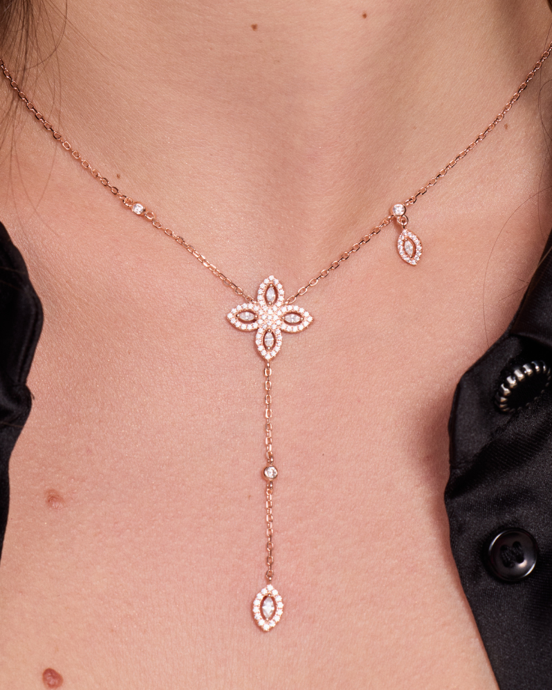 Collier Fleur Éternelle en argent 925 doré à l’or 18 carats rose avec pendentif floral pavé de zirconium blanc sur chaîne fine.