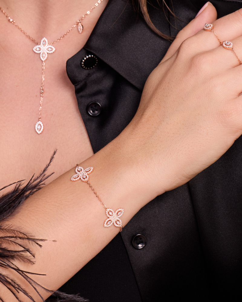 Collier Fleur Éternelle en argent 925 doré à l’or 18 carats rose avec pendentif floral pavé de zirconium blanc sur chaîne fine.