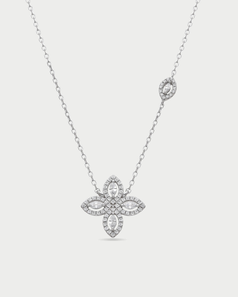Collier « Fleur de Vie » en argent 925 rhodié, motif floral orné d’un zirconium central et de quatre pierres taille marquise, chaîne réglable 38 + 8 cm, finition polie brillante.