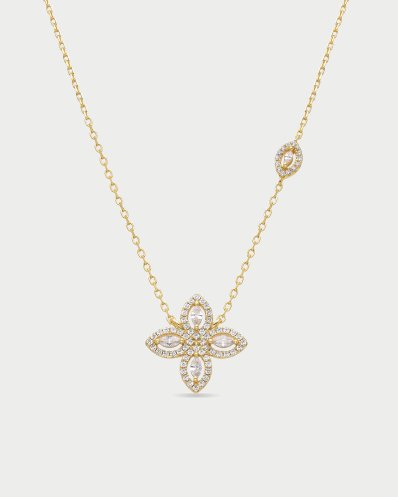 Collier « Collier Fleur de Vie ‑ Doré » en argent 925 doré à l’or fin 18 carats, orné d’une pierre centrale en zirconium et de quatre pierres taille marquise formant une fleur, chaîne longueur 38 cm (+8 cm réglable), finition polie brillante.