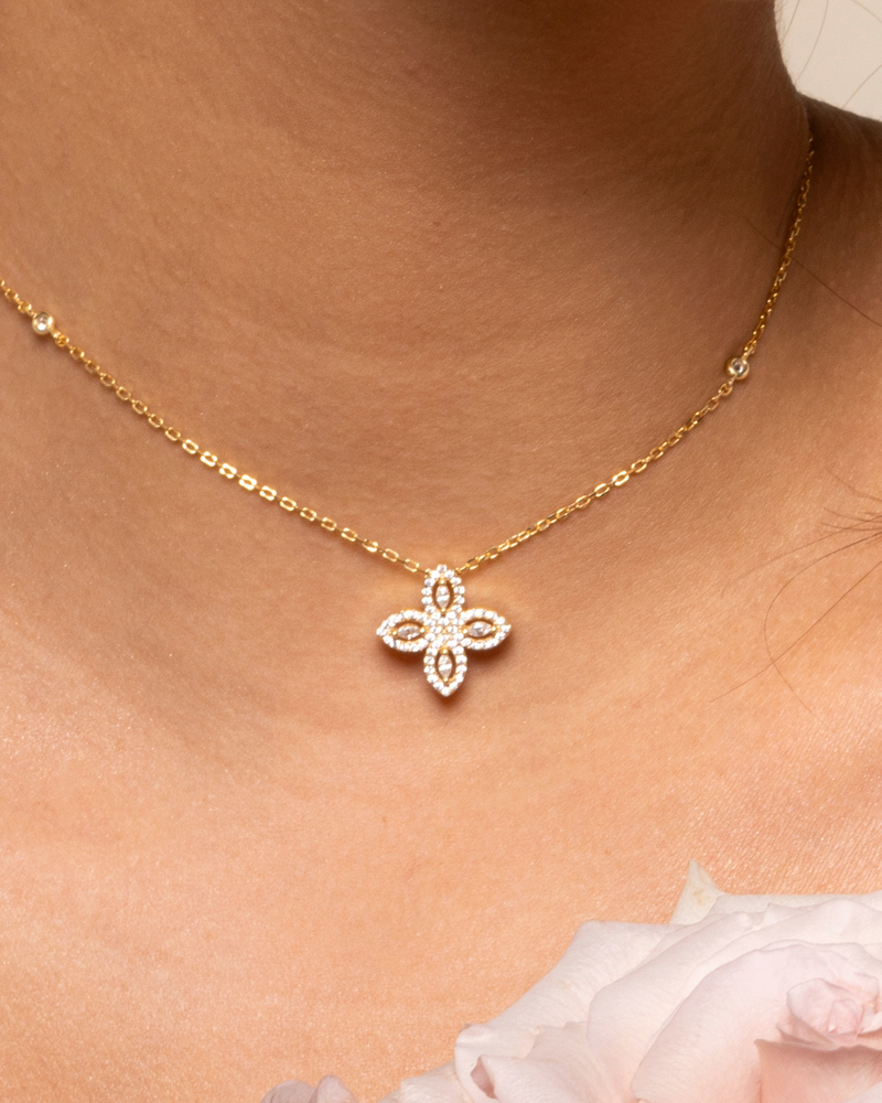 Choker « Dos Nu Fleur de Vie » en argent 925 doré à l’or fin 18 carats, orné d’une pierre centrale en zirconium et de quatre pierres taille marquise formant un motif floral, chaîne choker de 38 cm + chute dos de 14 cm, finition polie brillante.