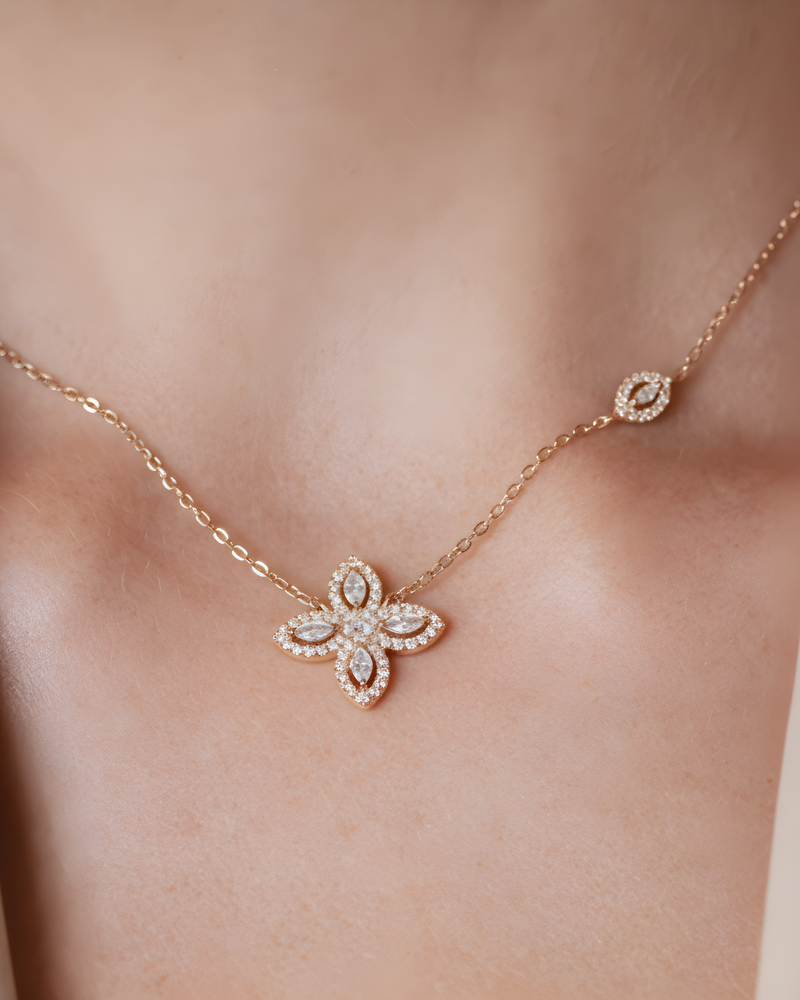 Collier « Collier Fleur de Vie ‑ Rose » en argent 925 doré à l’or rose 18 carats, motif floral central orné d’une pierre centrale en zirconium et de quatre pierres taille marquise formant une fleur, chaîne réglable 38 cm (+8 cm), finition polie brillante.