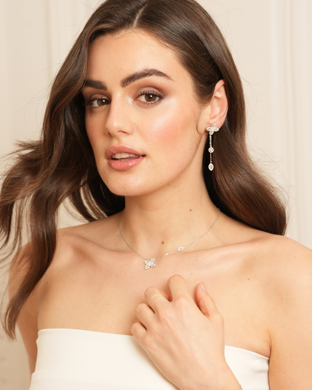 Collier « Fleur de Vie » en argent 925 rhodié, motif floral orné d’un zirconium central et de quatre pierres taille marquise, chaîne réglable 38 + 8 cm, finition polie brillante.