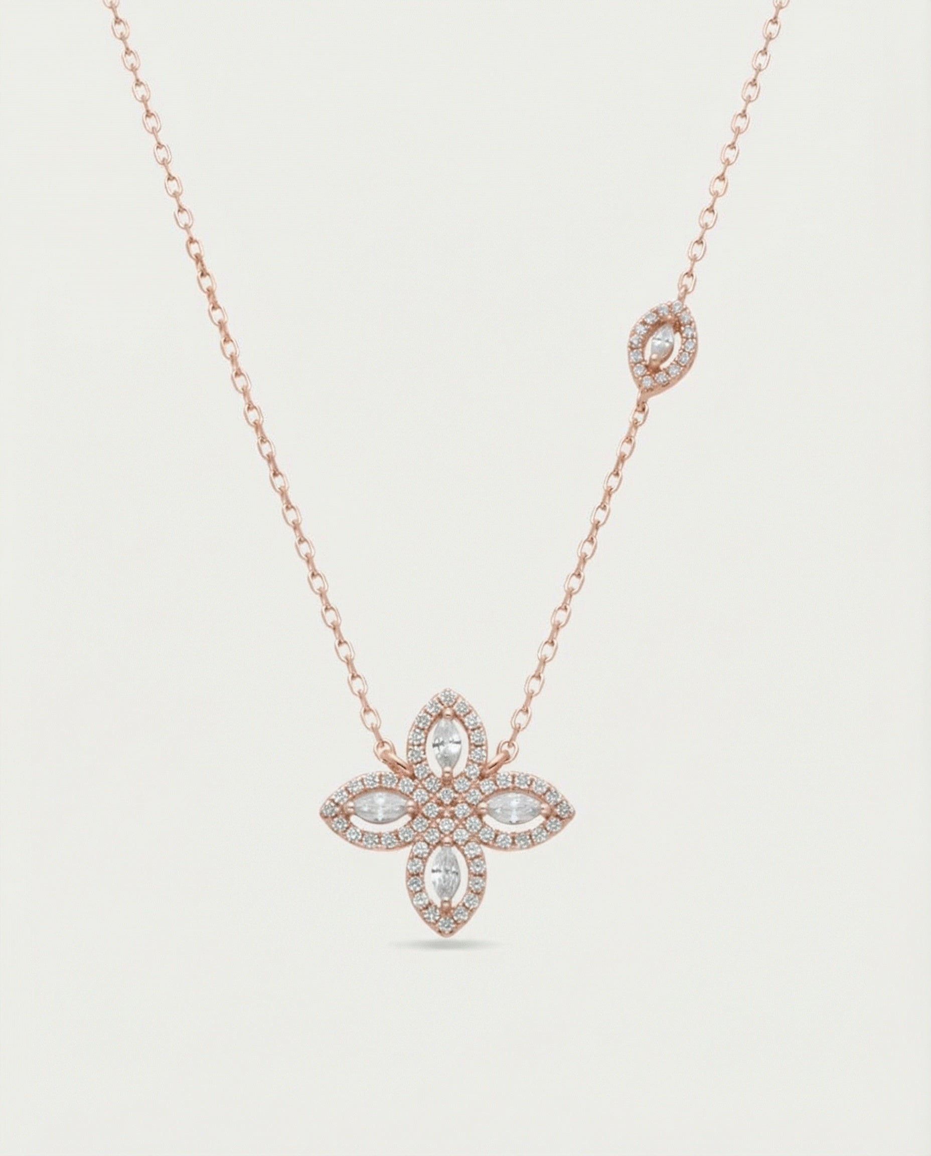 Collier « Collier Fleur de Vie ‑ Rose » en argent 925 doré à l’or rose 18 carats, motif floral central orné d’une pierre centrale en zirconium et de quatre pierres taille marquise formant une fleur, chaîne réglable 38 cm (+8 cm), finition polie brillante.