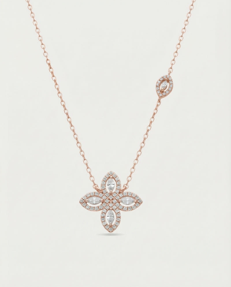 Collier « Collier Fleur de Vie ‑ Rose » en argent 925 doré à l’or rose 18 carats, motif floral central orné d’une pierre centrale en zirconium et de quatre pierres taille marquise formant une fleur, chaîne réglable 38 cm (+8 cm), finition polie brillante.