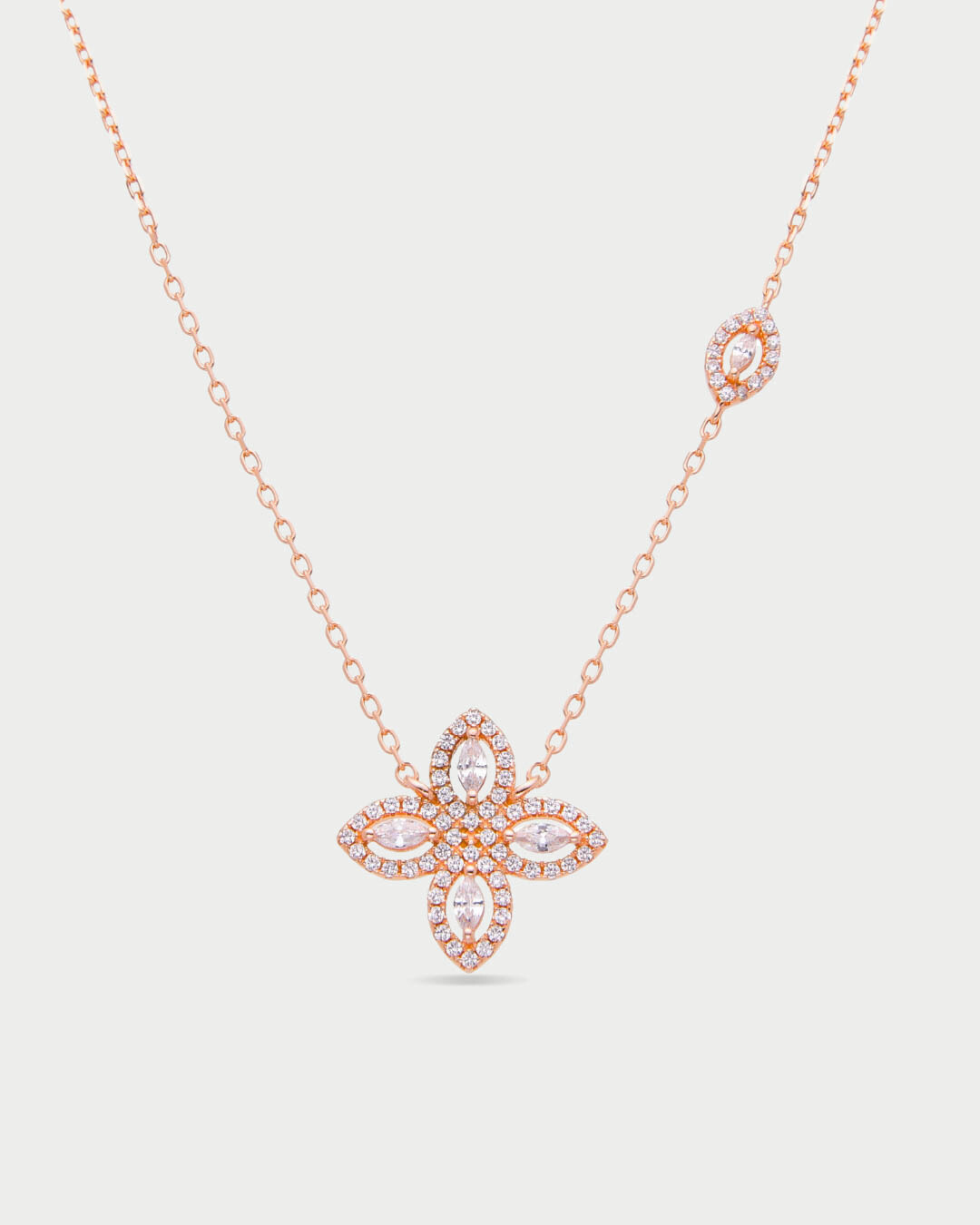 Collier « Collier Fleur de Vie ‑ Rose » en argent 925 doré à l’or rose 18 carats, motif floral central orné d’une pierre centrale en zirconium et de quatre pierres taille marquise formant une fleur, chaîne réglable 38 cm (+8 cm), finition polie brillante.
