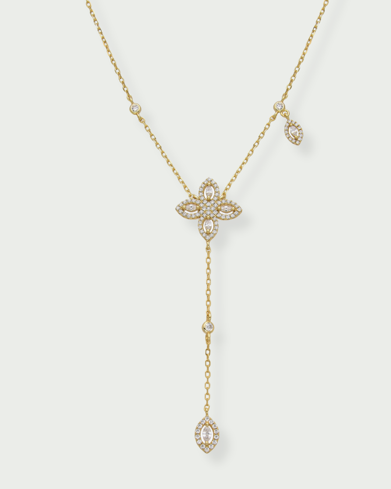 Collier Fleur Éternelle en argent 925 doré à l’or 18 carats avec pendentif floral pavé de zirconium blanc sur chaîne fine.