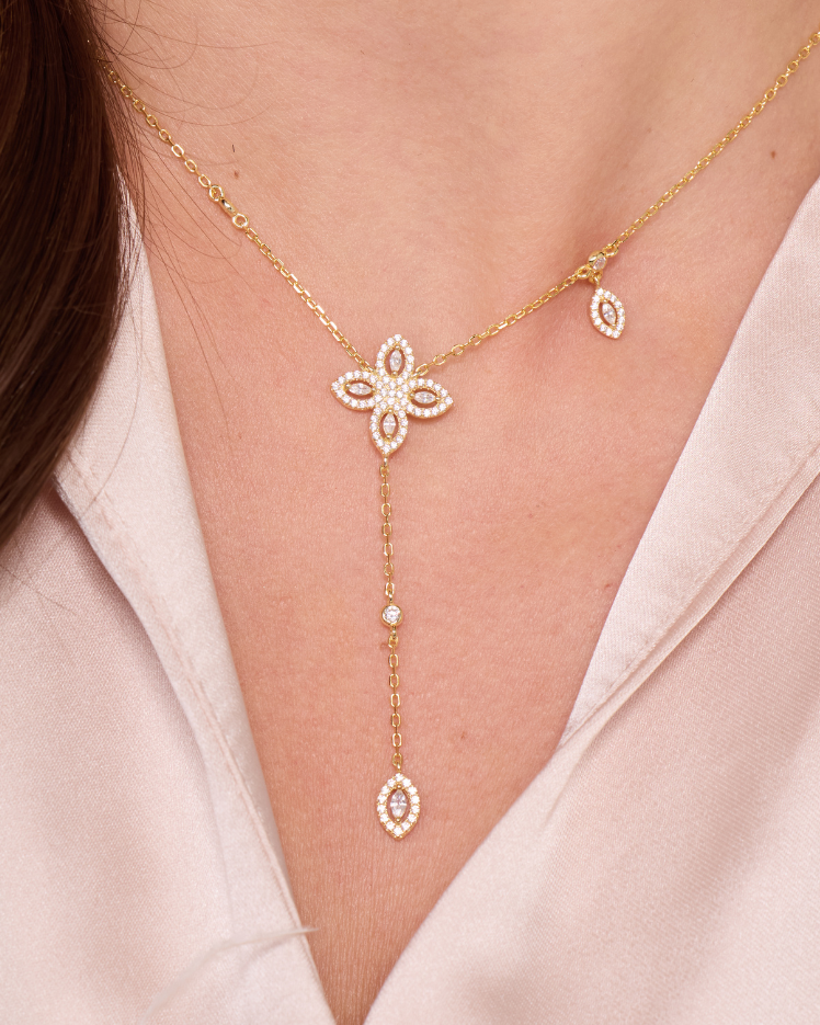 Collier Fleur Éternelle en argent 925 doré à l’or 18 carats avec pendentif floral pavé de zirconium blanc sur chaîne fine.