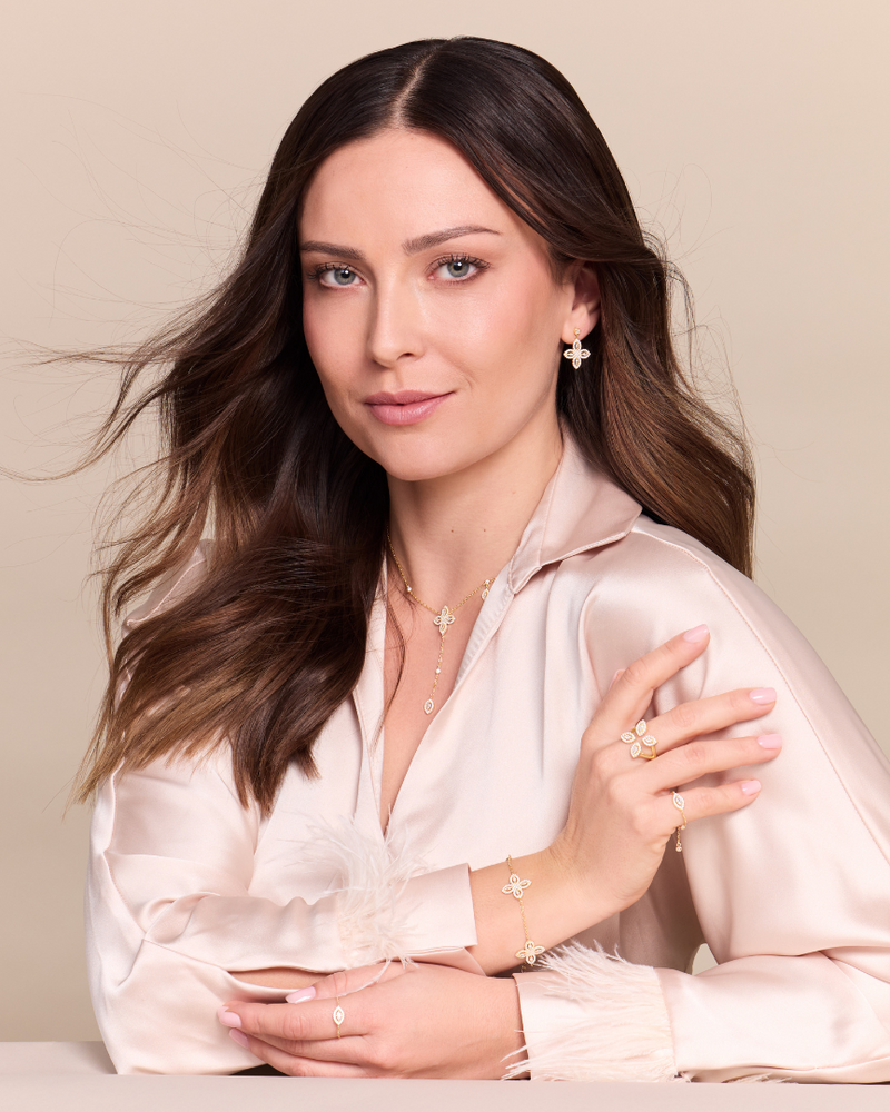 Collier Fleur Éternelle en argent 925 doré à l’or 18 carats avec pendentif floral pavé de zirconium blanc sur chaîne fine.