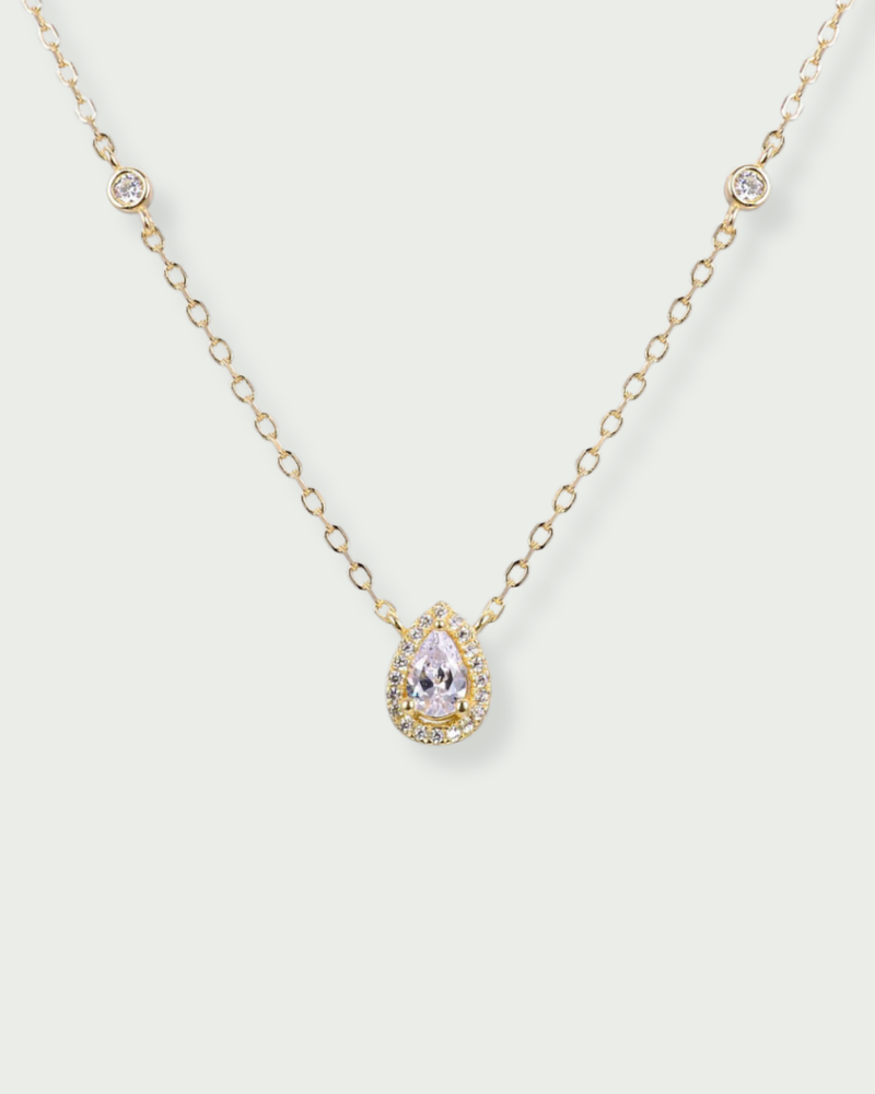 Collier Infini Poire doré GENA Jewelry en argent 925 doré, orné d’un zircon taille poire entouré d’un pavage lumineux.