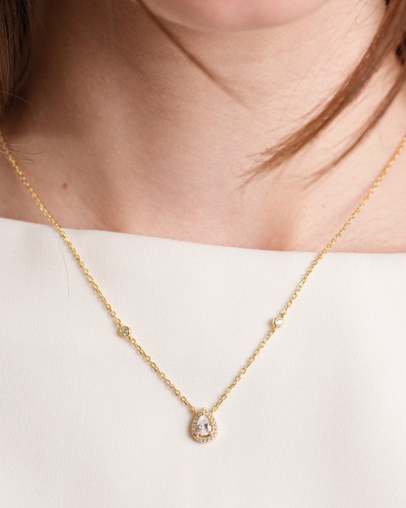Collier Infini Poire doré avec pendentif poire en zirconium et petits zircons ronds sur la chaîne.