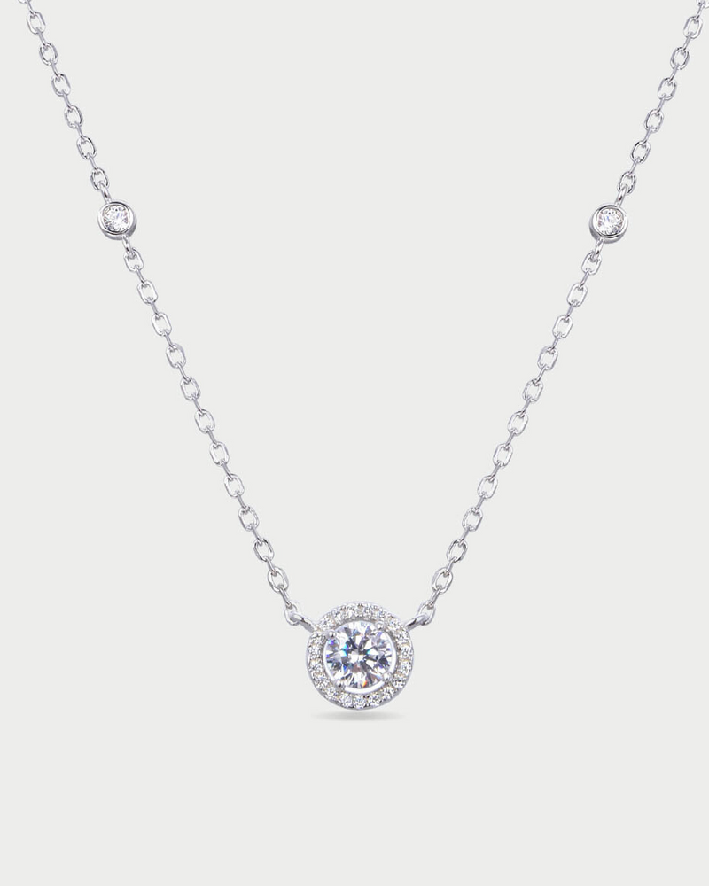 Collier « Collier Infini Rond ‑ Blanc » en argent 925 rhodié, pendentif rond orné d’une pierre zirconium centrale taille brillant, chaîne 40 cm (+6 cm réglable), finition polie brillante.