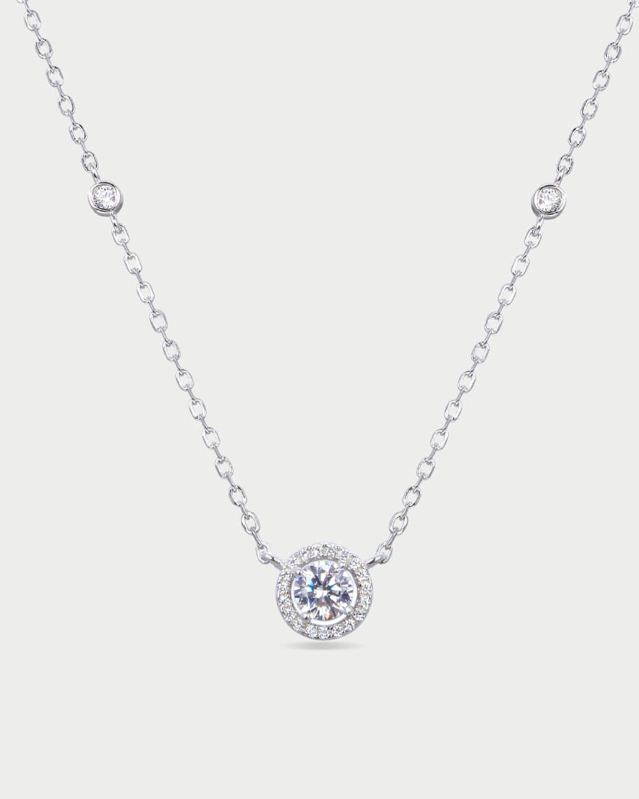 Collier « Collier Infini Rond ‑ Blanc » en argent 925 rhodié, pendentif rond orné d’une pierre zirconium centrale taille brillant, chaîne 40 cm (+6 cm réglable), finition polie brillante.