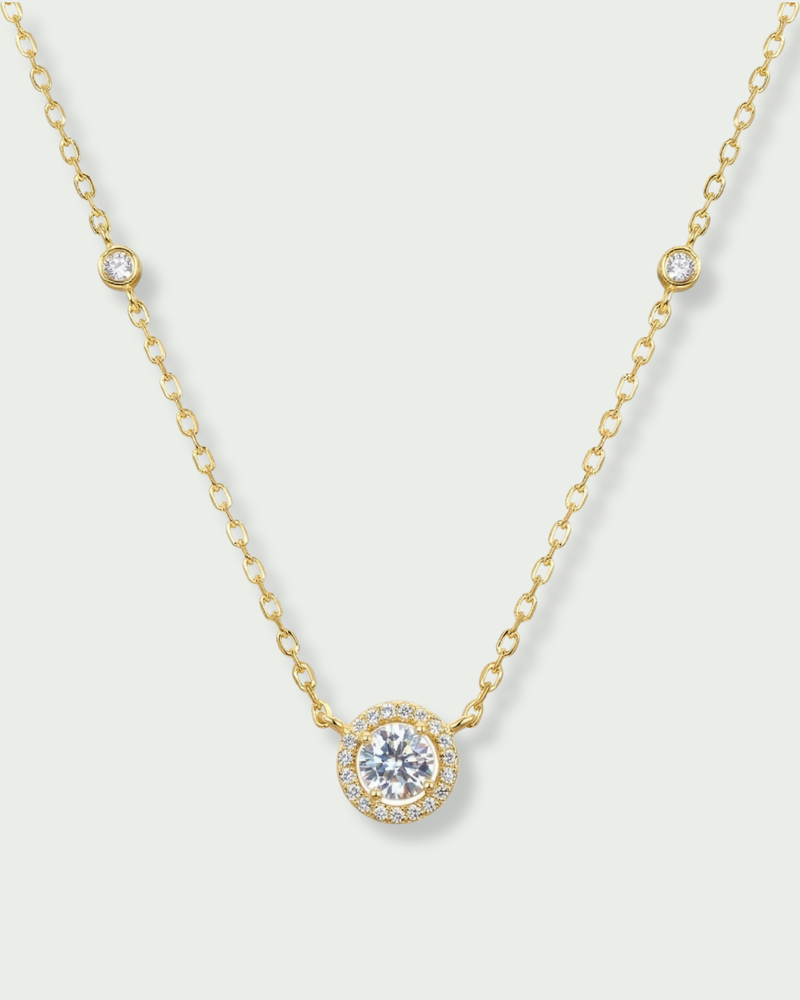 Collier Infini Rond – Doré en argent 925 doré à l’or 18 carats, pendentif rond délicatement serti sur chaîne fine, finition lumineuse résistante à l’oxydation, éclat solaire et élégant.
