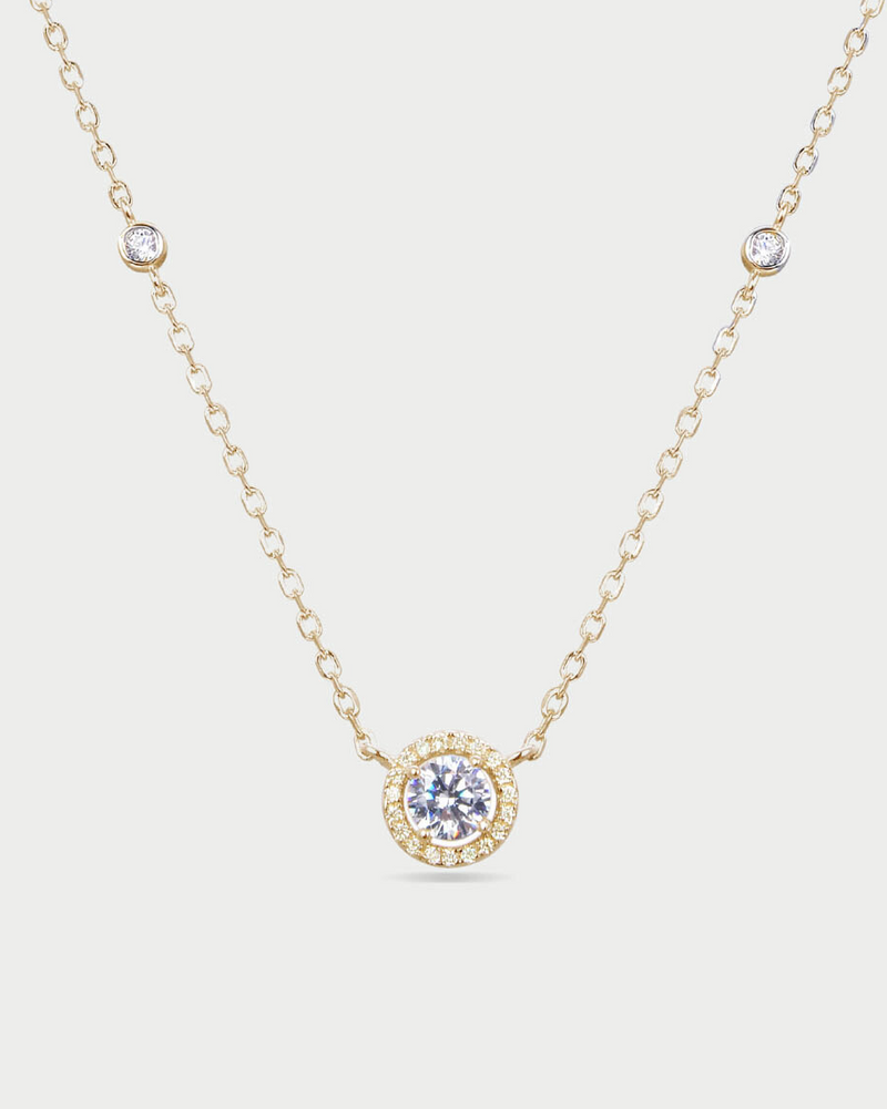 Collier « Infini Rond » en argent 925 doré à l’or jaune 18 carats, orné d’une pierre centrale en zirconium taille brillant montée sur griffe, chaîne longueur 40 cm (+ 6 cm réglable), finition polie brillante.