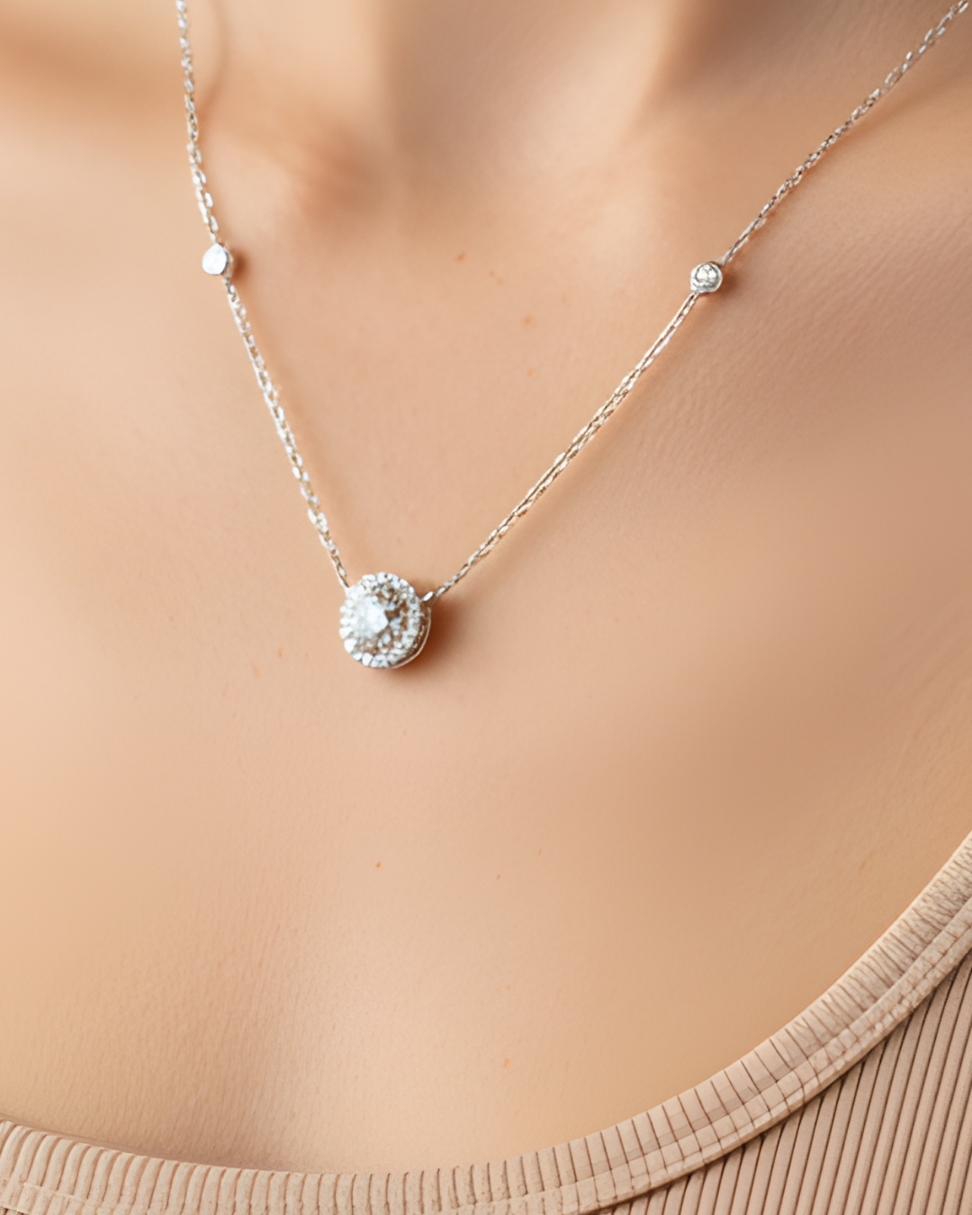 Collier « Collier Infini Rond ‑ Blanc » en argent 925 rhodié, pendentif rond orné d’une pierre zirconium centrale taille brillant, chaîne 40 cm (+6 cm réglable), finition polie brillante.