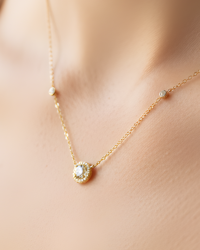 Collier « Infini Rond » en argent 925 doré à l’or jaune 18 carats, orné d’une pierre centrale en zirconium taille brillant montée sur griffe, chaîne longueur 40 cm (+ 6 cm réglable), finition polie brillante.